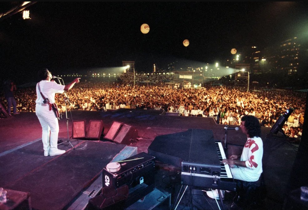 Show de Jorge Ben Jor na praia de Copacabana em 1993. — Foto: Agência O Globo