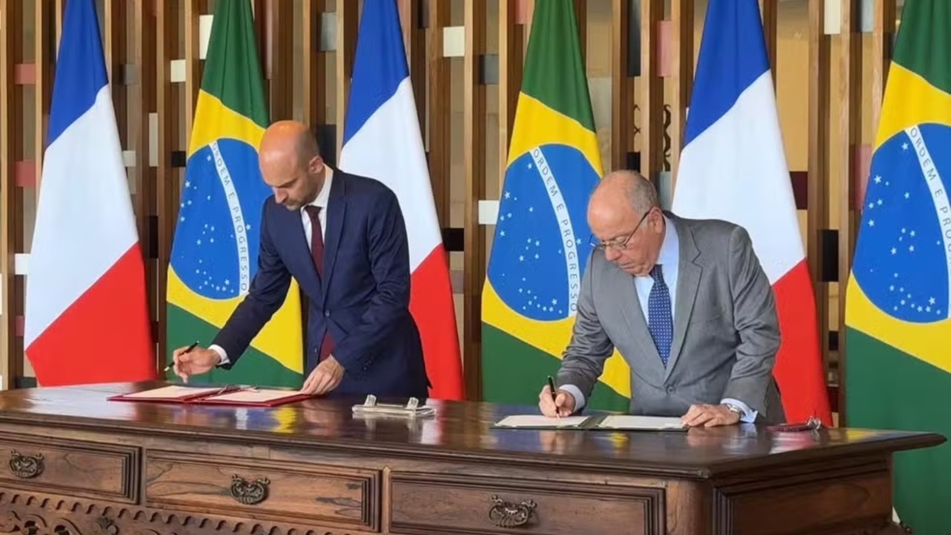 Brasil e França assinam acordo que acaba com exigência de visto para brasileiros na Guiana Francesa