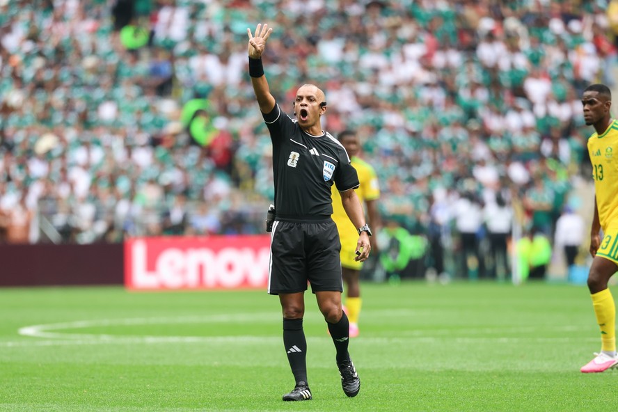 O árbitro Wilton Pereira Sampaio durante a partida entre México e África do Sul, na Copa do Mundo