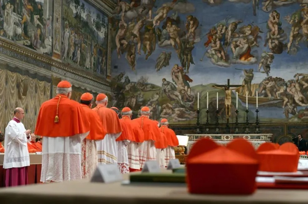 Roupa usada por cardeais no conclave. — Foto: Divulgação/Vatican Media