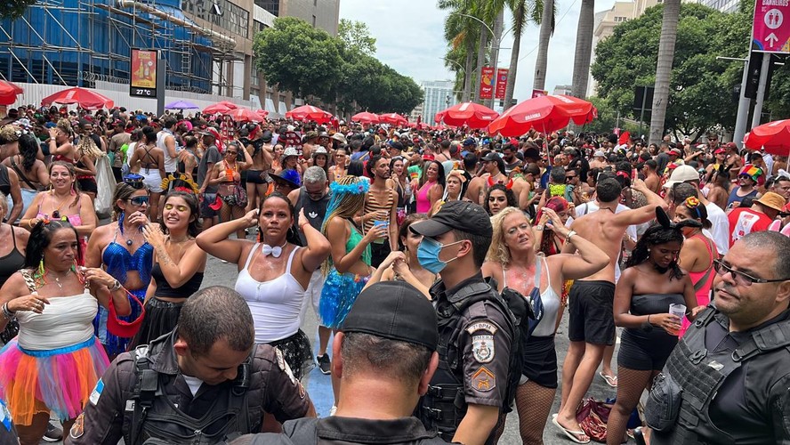 Carnaval 2024: foliões ocupam as ruas do Rio de Janeiro