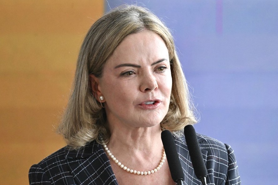 Gleisi Hoffmann reage a declarações de Trump sobre Bolsonaro e diz que ele  'deveria cuidar dos próprios problemas' | Política | cbn