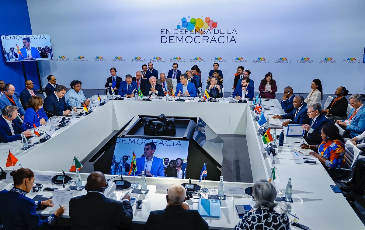 Lula afirma que extremismo foi derrotado no Brasil, mas que vai disputar novamente eleições: 'não acabou'