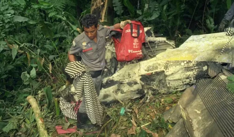 Bombeiro no local do acidente dos Mamonas Assassinas, em São Paulo — Foto: José Luís da Conceição/Agência O GLOBO