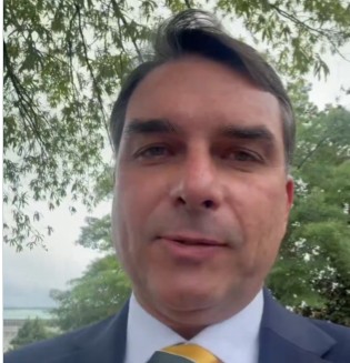 Flávio Bolsonaro posta vídeo afirmando que chegou à Casa Branca: 