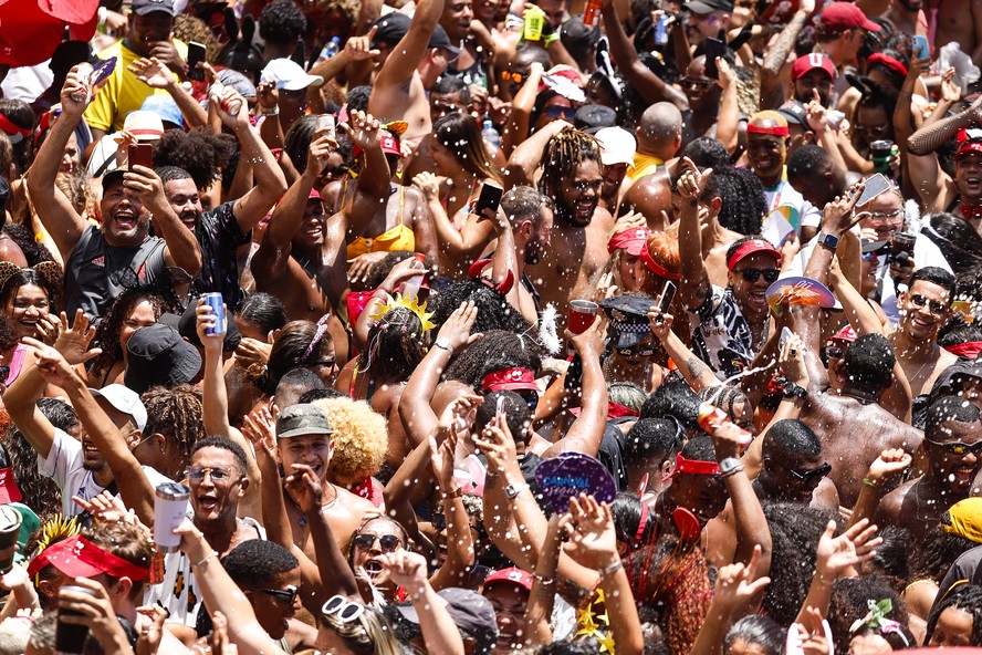 Perfis de carnaval cobrem blocos em tempo real com ajuda até de drones