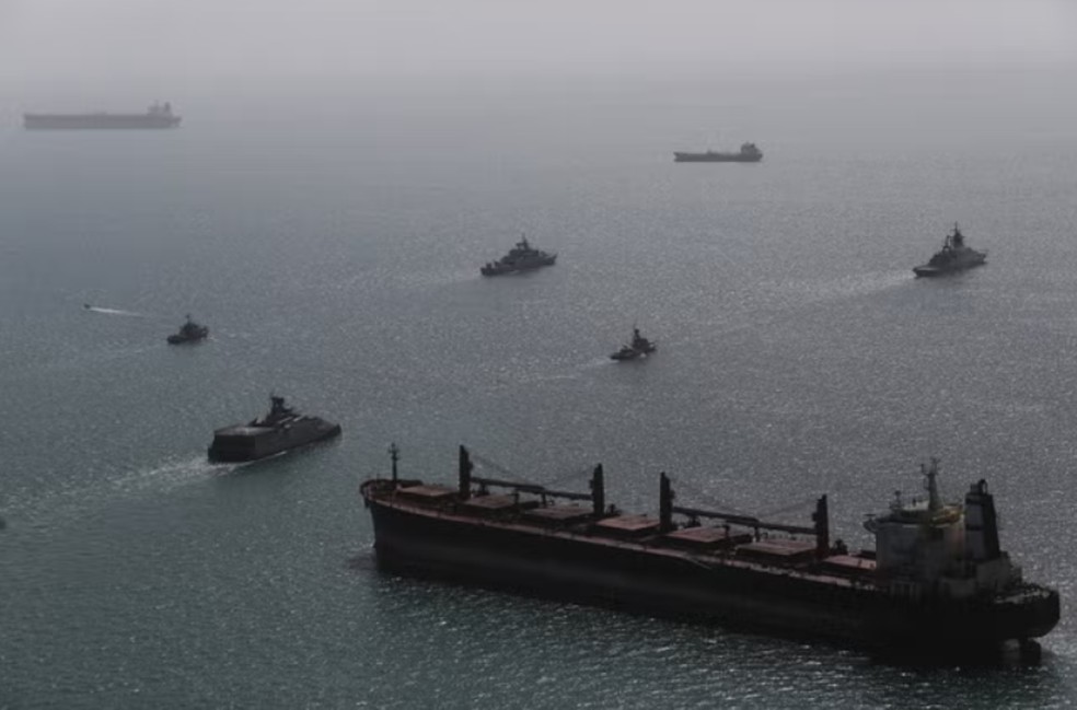 Exercício militar do Irã e da Rússia no Estreito de Ormuz. — Foto: Divulgação/WANA