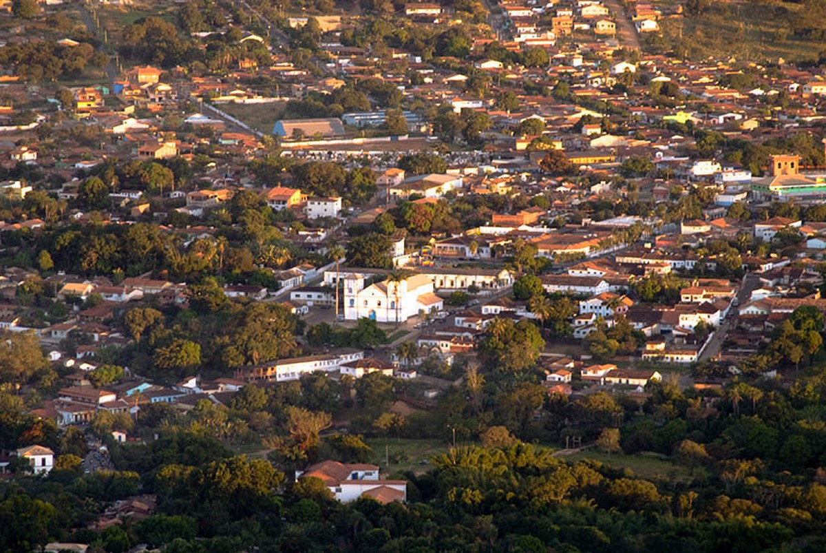 Lojistas de Pirenópolis (GO) são notificados pelo Iphan por poluição visual em casarões históricos