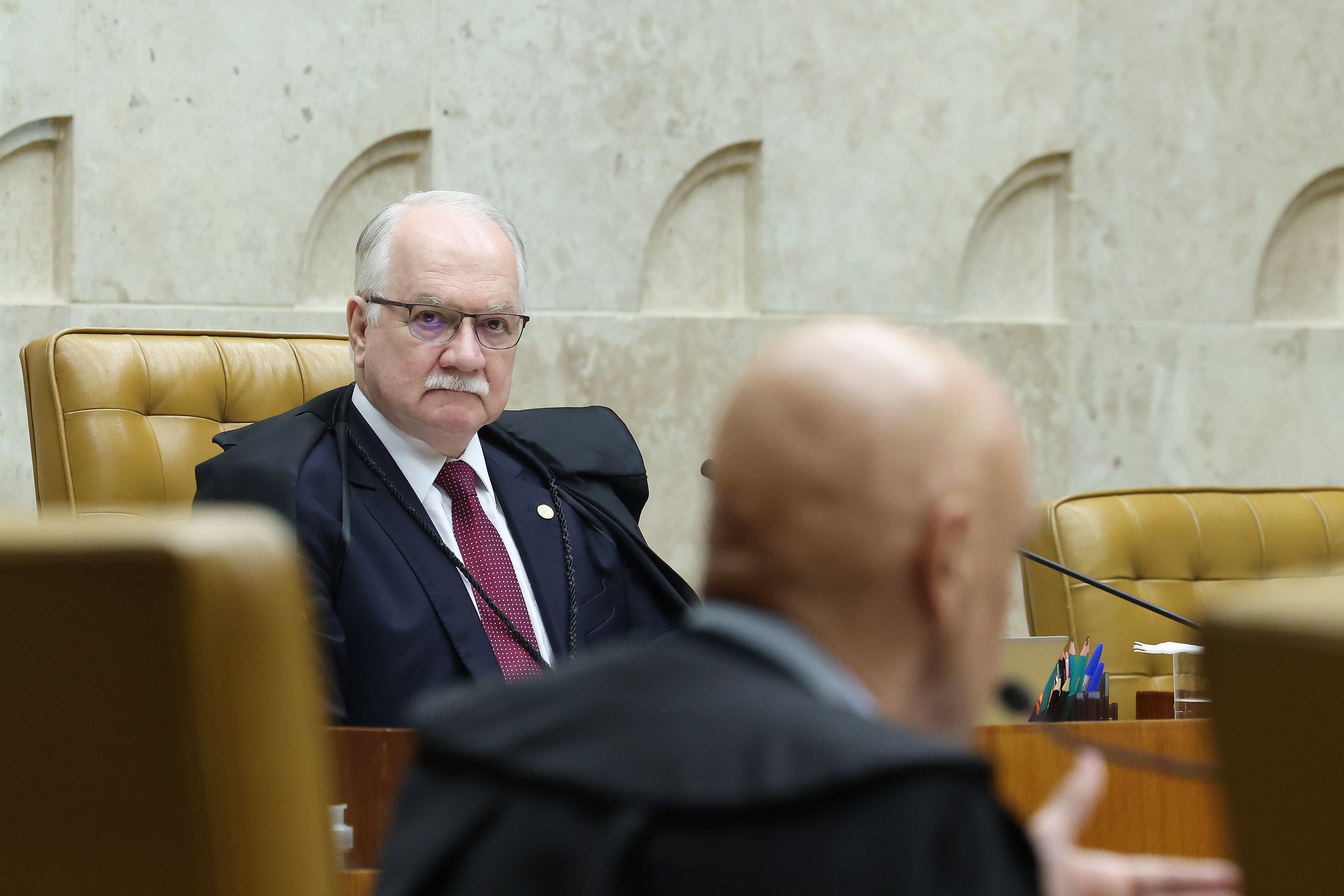 Fachin abre sessão no STF sem mencionar crise envolvendo Alexandre de Moraes e Daniel Vorcaro - QTU Questões do Universo