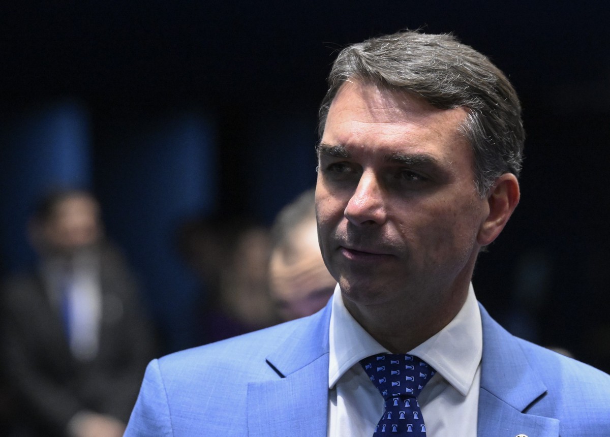 Após empate em pesquisa, Flávio Bolsonaro diz que 'não desistirá do Brasil apesar de farsas e mentiras'