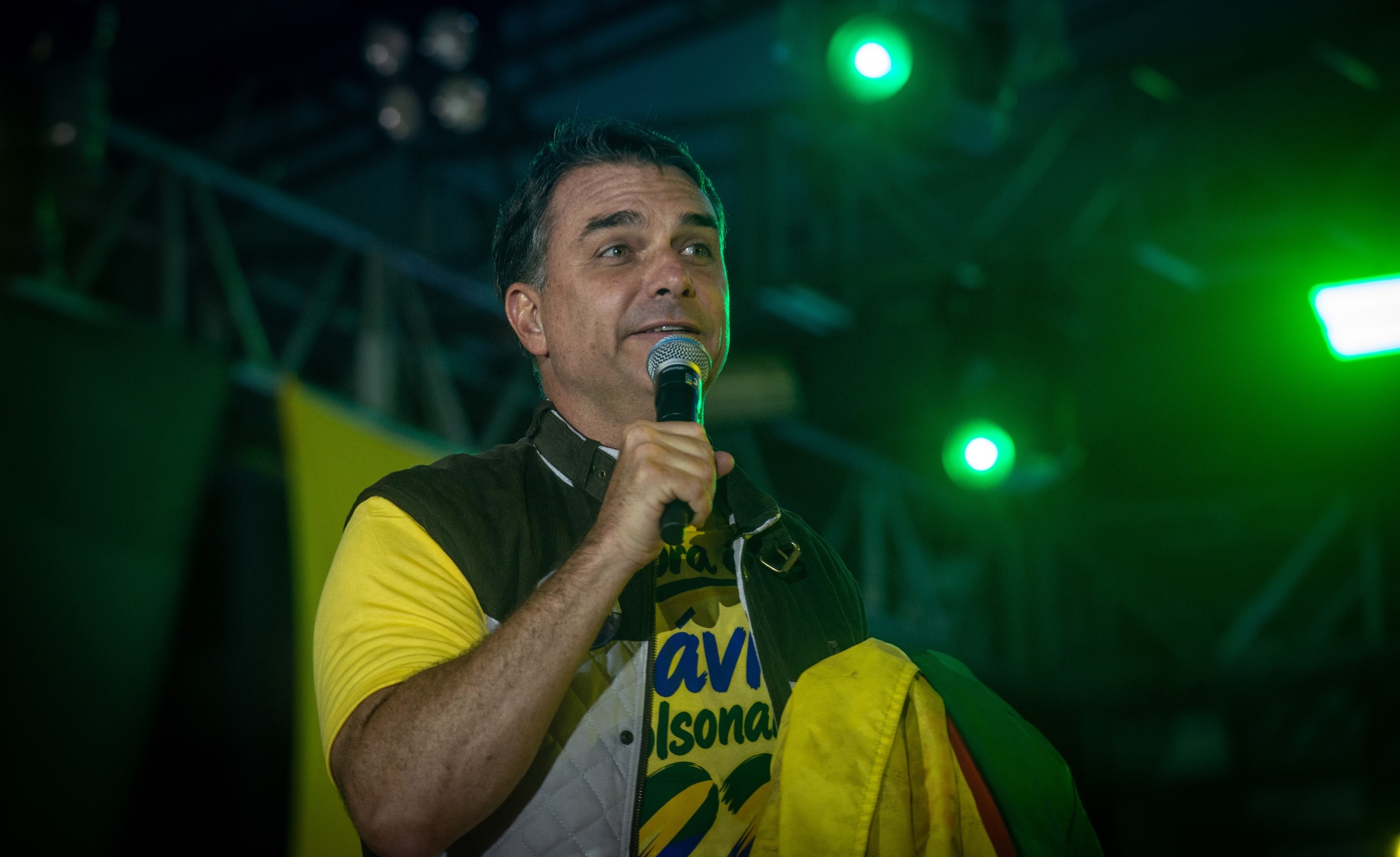 Em busca de engajamento, Flávio Bolsonaro pede que influenciadores foquem em problemas e críticas ao PT