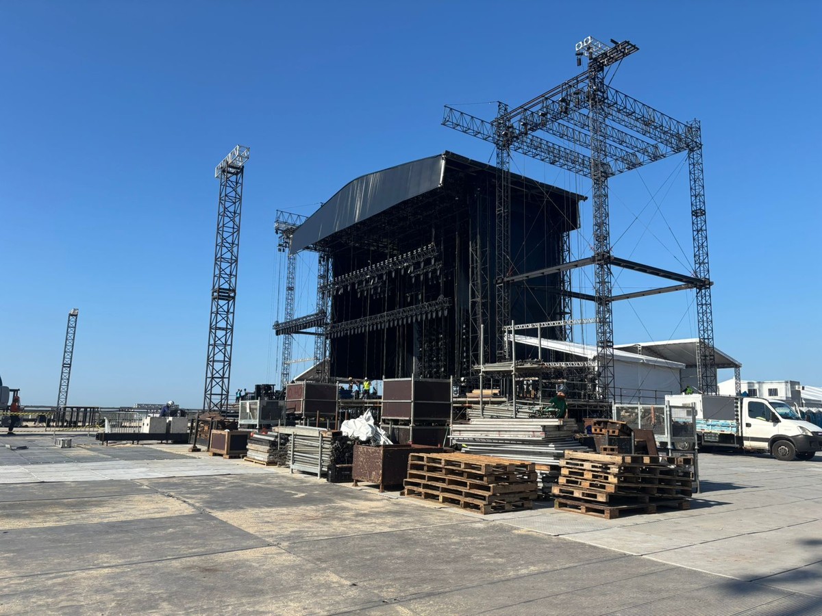 A uma semana do show de Shakira em Copacabana, montagem de palco entra na reta final; veja o vídeo