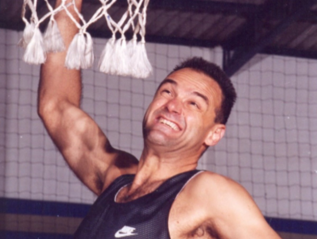 Corpo de Oscar Schmidt é cremado em despedida discreta com parentes mais próximos