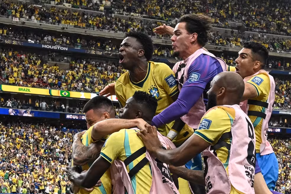 Brasil comemora virada sobre o Japão na Copa do Mundo 2026 — Foto: PAUL ELLIS / AFP