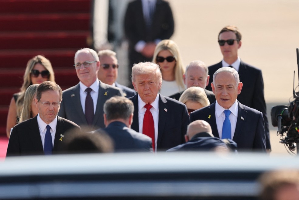Presidente de Israel, Isaac Herzog, ao lado de Donald Trump e Benjamin Netanyahu. — Foto: JACK GUEZ / AFP