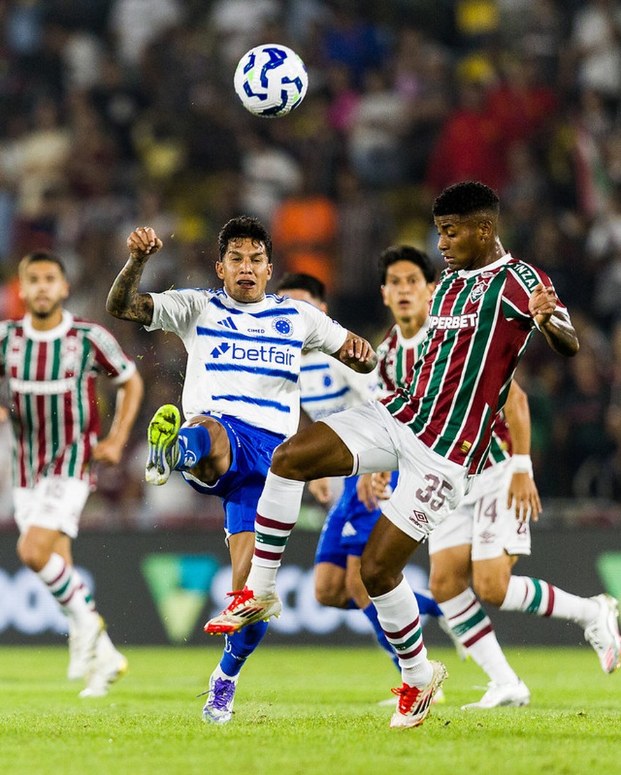 Cruzeiro vence o Fluminense e assume a liderança do Brasileirão