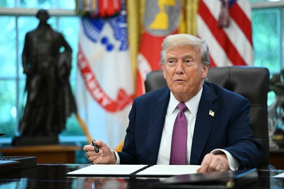 Trump durante assinatura de ordem executiva para alterar nome do Departamento de Defesa para Departamento de Guerra. — Foto: Mandel NGAN / AFP