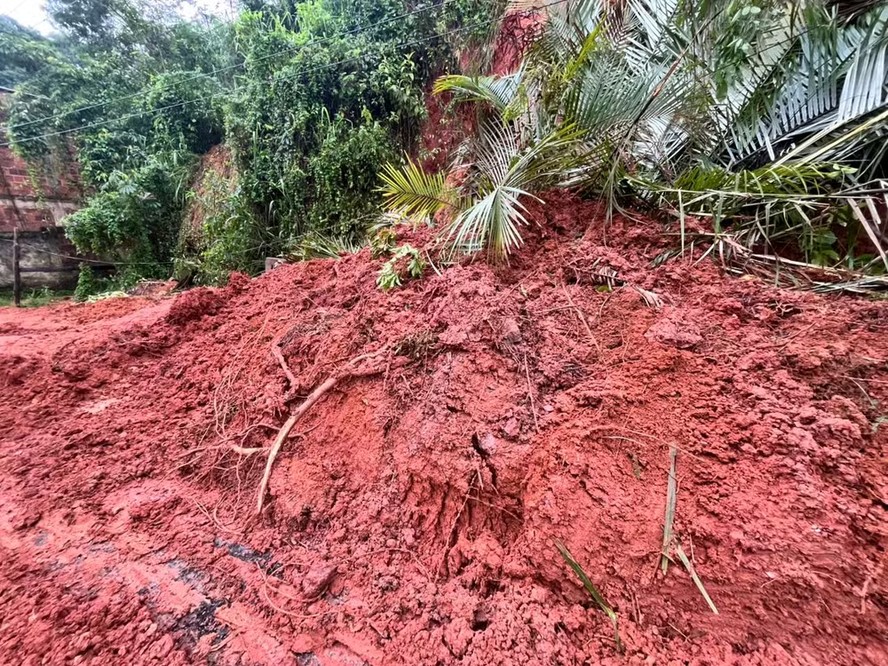 Deslizamento de terra registrados nesta segunda-feira (9)