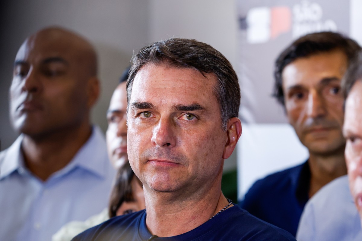 Flávio Bolsonaro sobe o tom contra governo e STF: 'quem tinha que estar preso está comandando o Brasil'