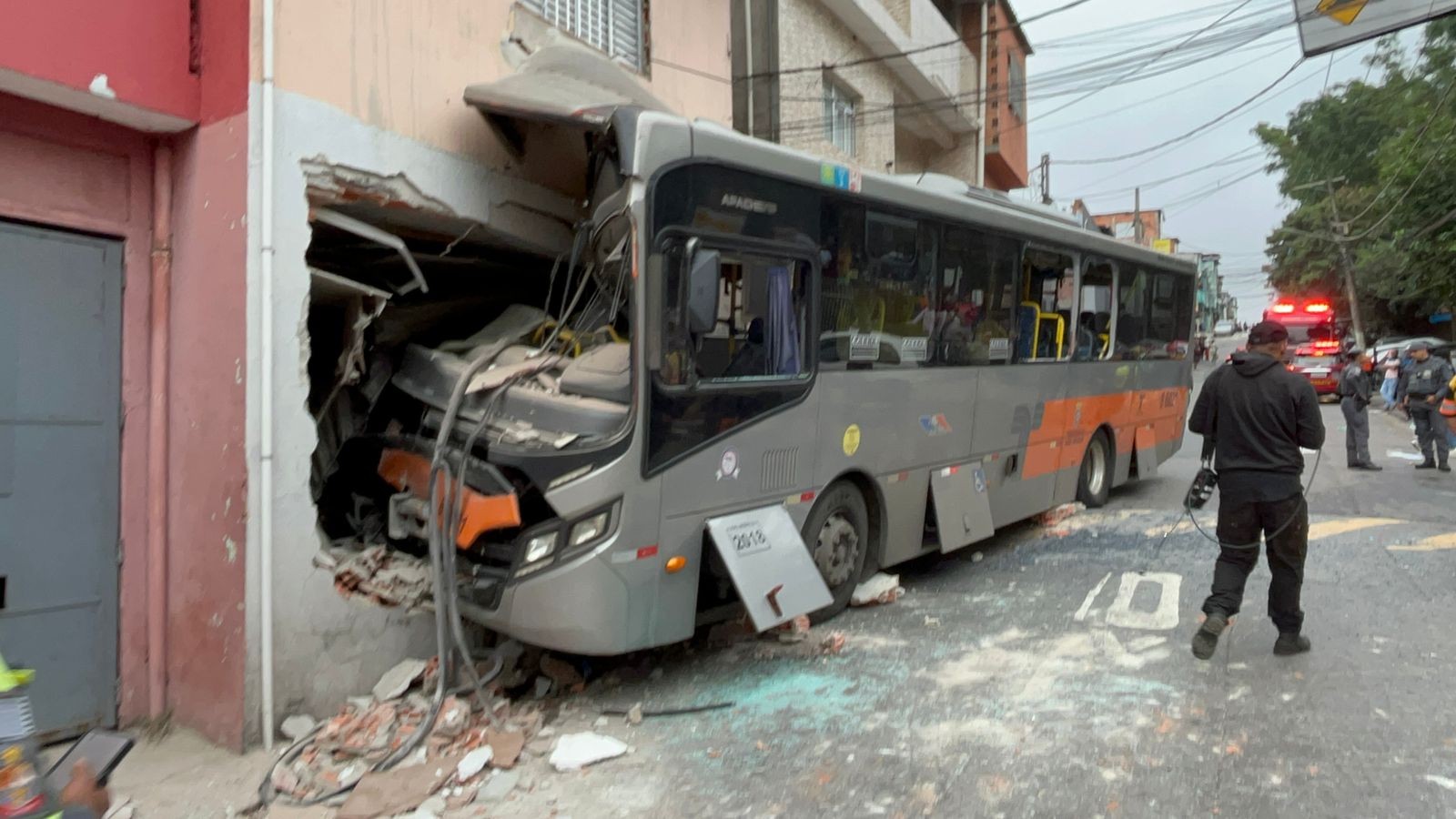 Ônibus atinge casa na Zona Oeste de SP e deixa ao menos oito feridos