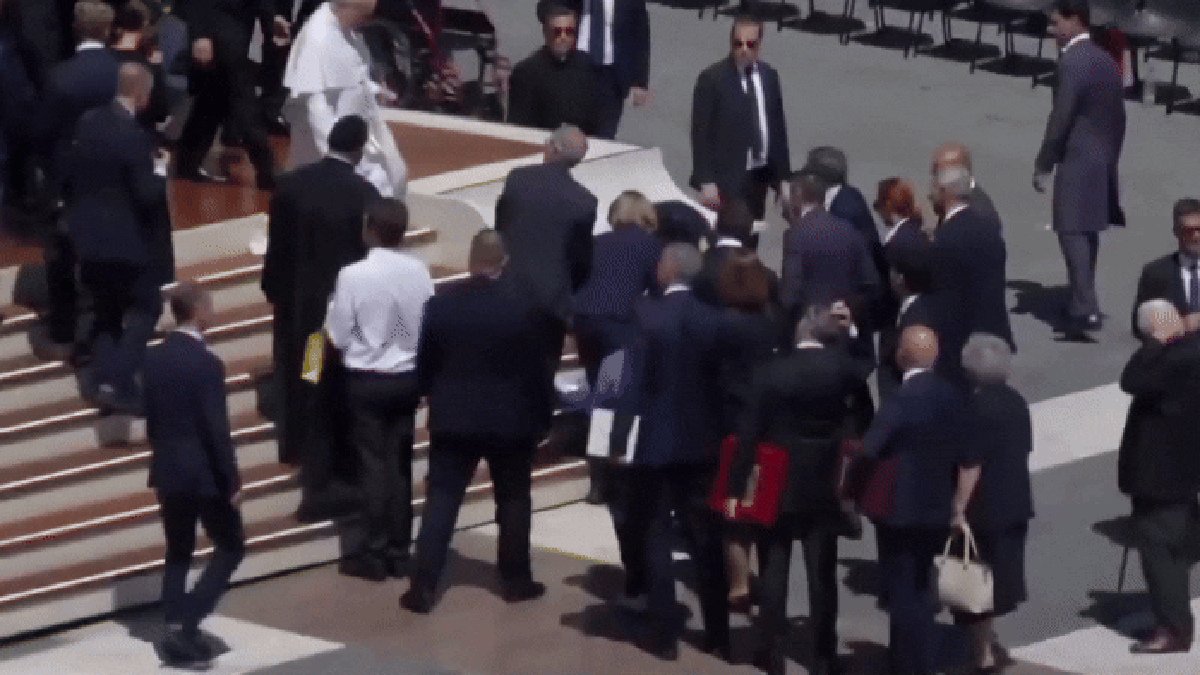 VÍDEO: Papa Leão XIV ajuda homem que desmaiou no Vaticano por causa do calor na Europa