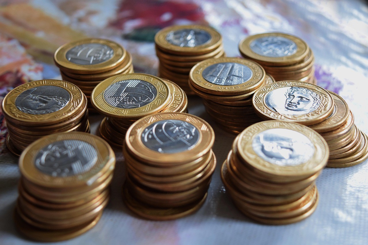 Qual investimento permite retirar apenas os juros mensais sem mexer no valor aplicado?