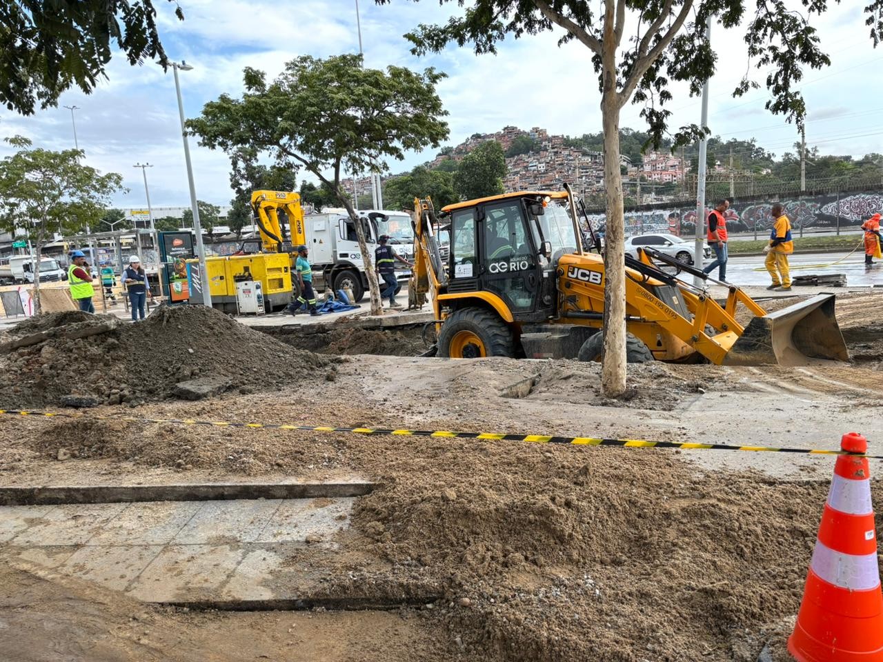 Adutora se rompe e abre cratera em frente ao Estádio do Maracanã; 19 bairros estão com abastecimento afetado - QTU Questões do Universo