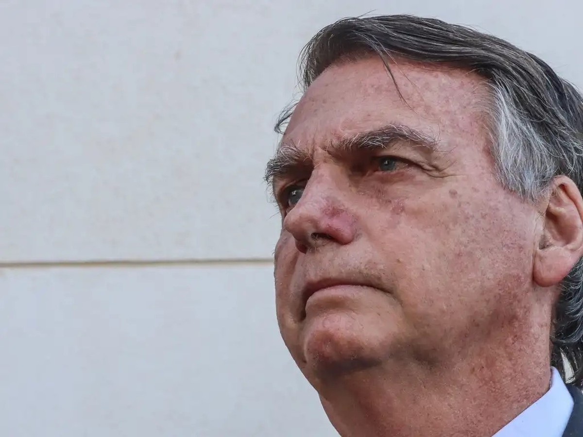 Bolsonaro submete-se a cirurgia no ombro após autorização de Moraes