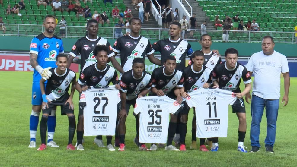 Equipe do Vasco-AC entra em campo homenageando jogadores suspeitos de estupro coletivo — Foto: Aldo França/Rede Amazônica