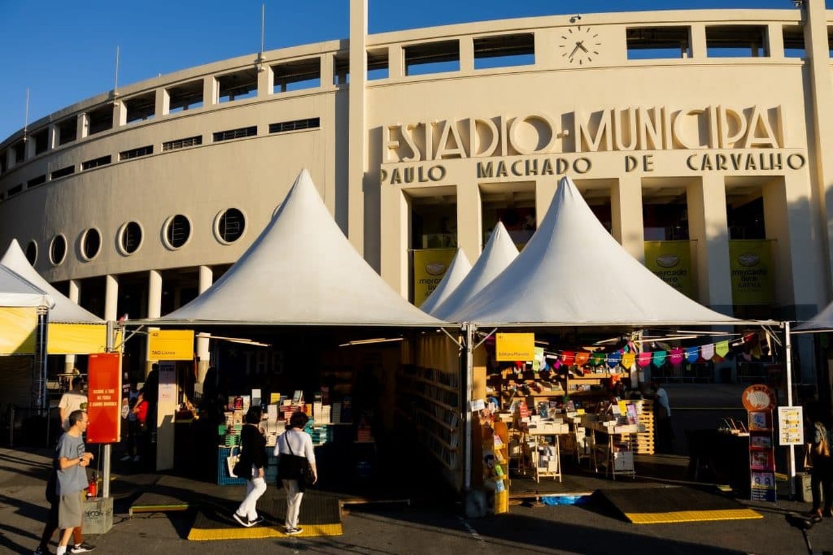Daniel Munduruku e Nei Lopes são destaques na Feira do Livro nesta quinta (4) de feriadão em SP