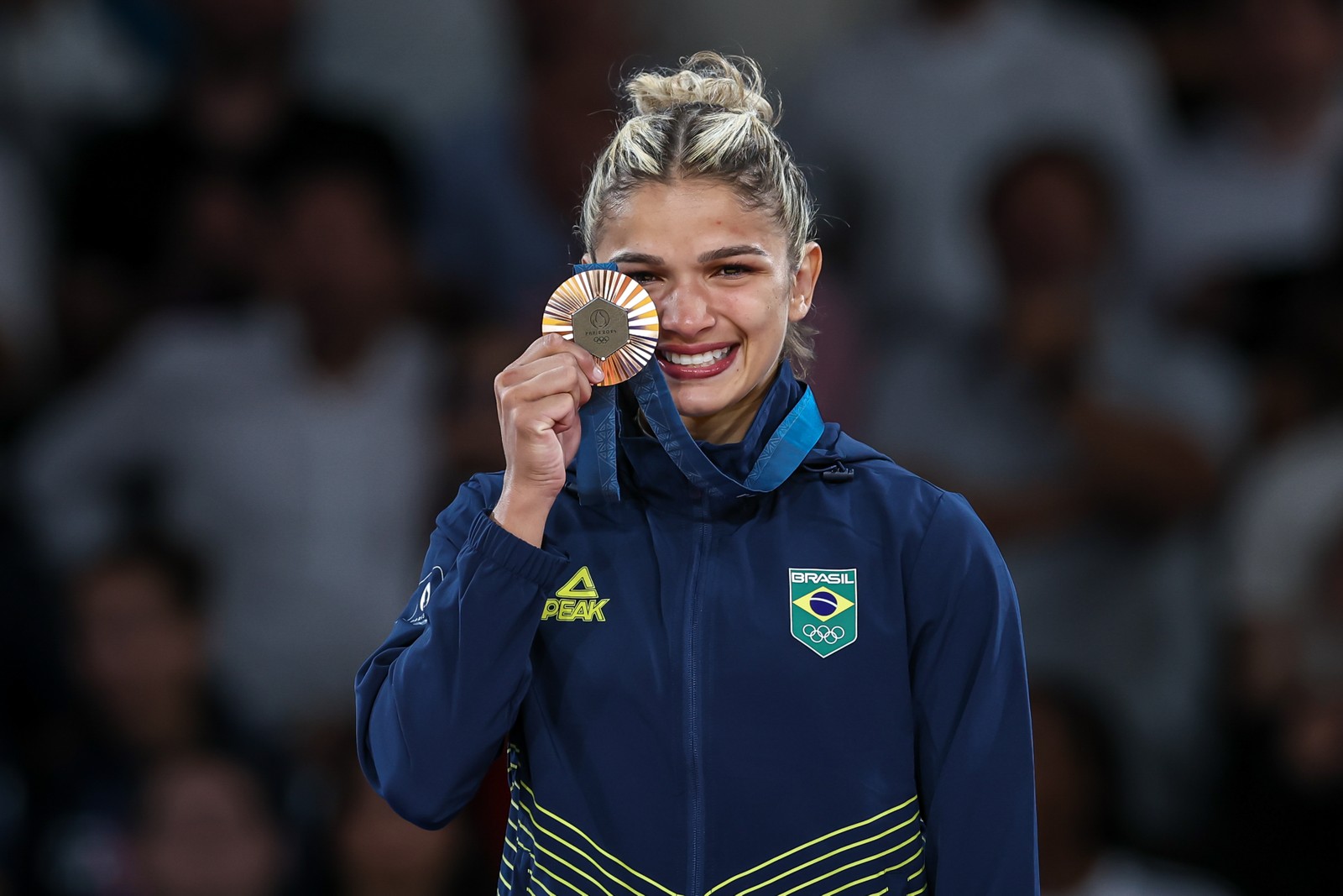 Medalhista de bronze Larissa Pimenta na cerimônia de entrega de medalhas no pódio nas Olimpíadas de Paris — Foto: Wander Roberto/COB