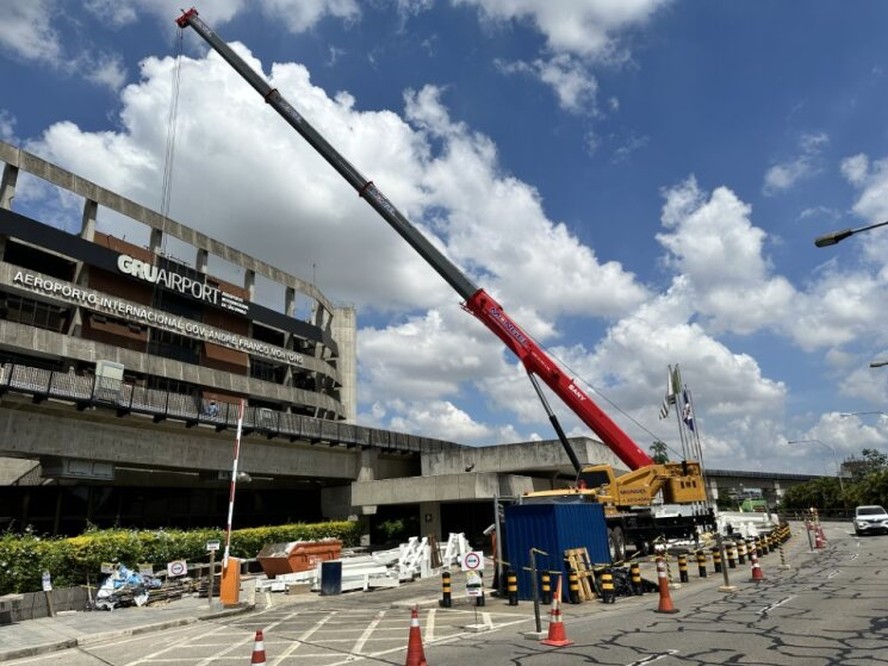 Obras na entrada do Aeroporto de Guarulhos para a construção do sistema people mover