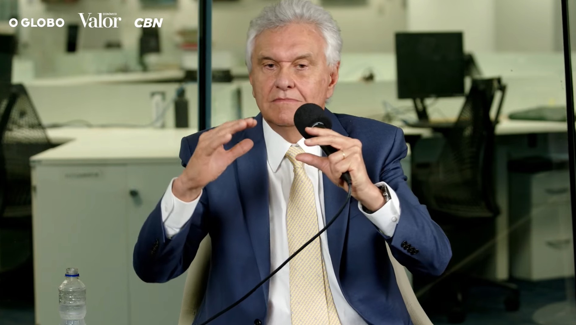 Caiado promete equilíbrio das despesas com aumento para aposentados e reajuste no salário mínimo, mas não explica como - QTU Questões do Universo