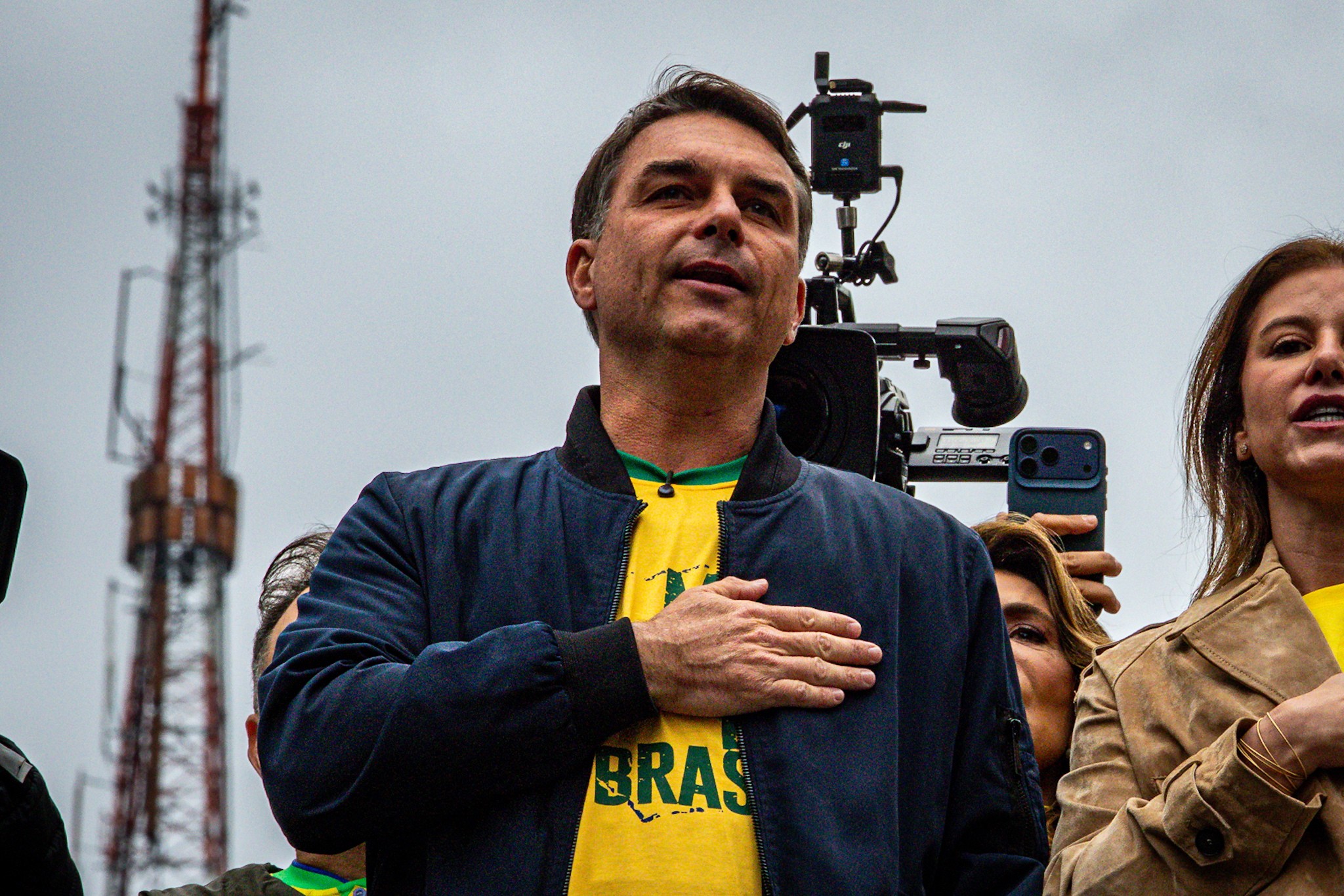 Em ato na Paulista, Flávio Bolsonaro diz que Moraes ‘vai cair’ e responsabiliza Lula por ‘caos moral’