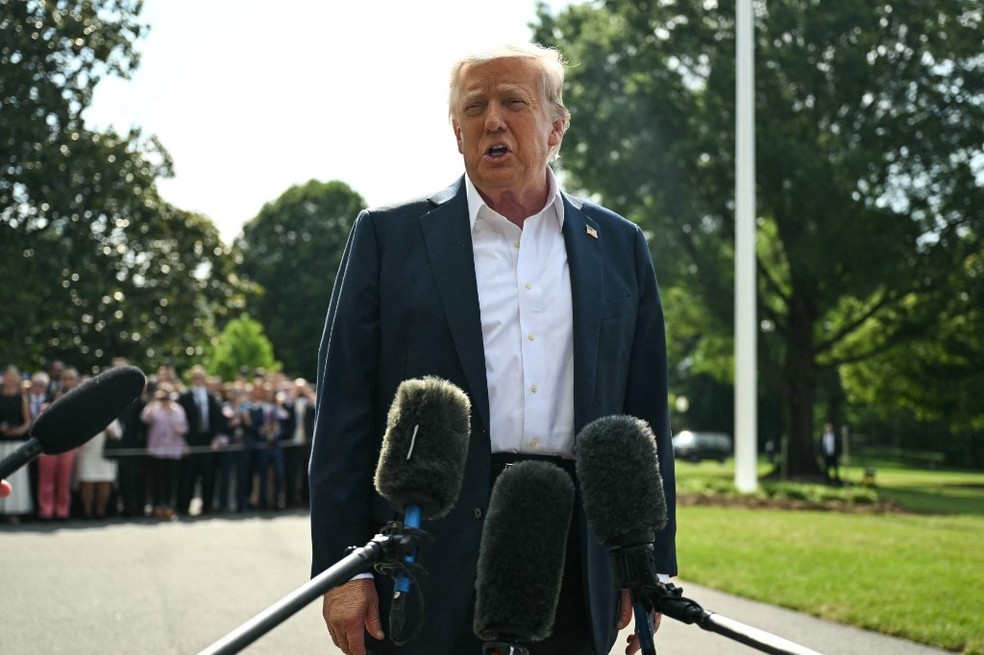 Trump conversa com imprensa nos Estados Unidos. &mdash; Foto: ANDREW CABALLERO-REYNOLDS / AFP