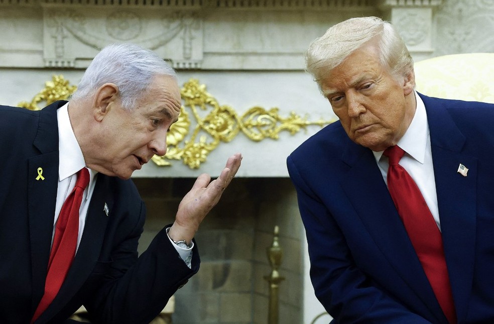 Donald Trump em reunião com Benjamin Netanyahu, líder de Israel. — Foto: Kevin Dietsch / GETTY IMAGES NORTH AMERICA / Getty Images via AFP