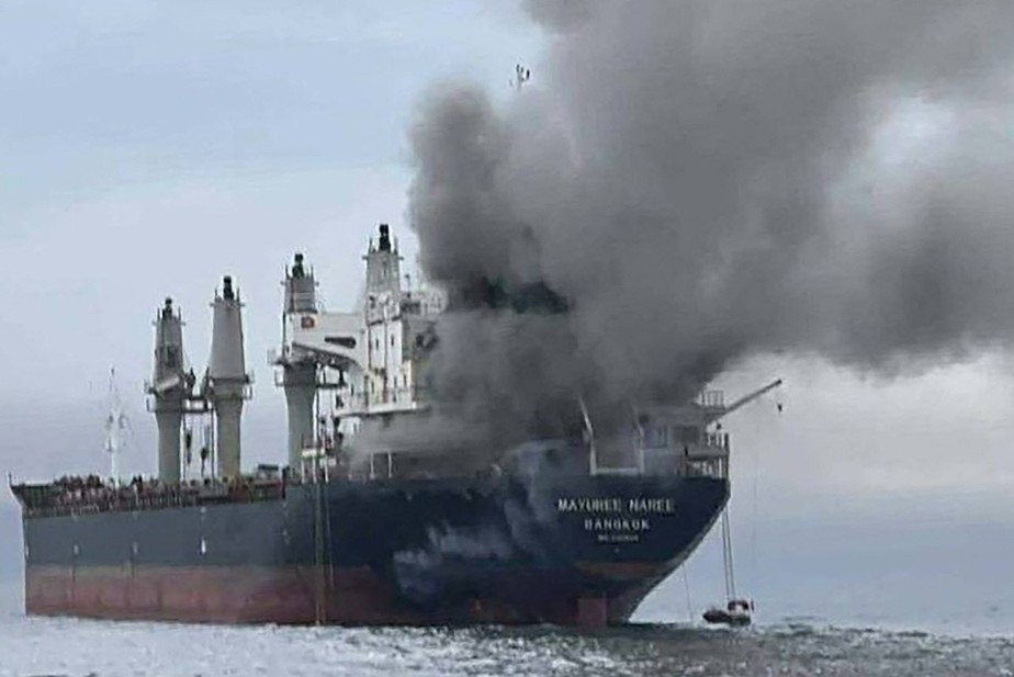 Ao menos três navios são atingidos por projéteis no Estreito de Ormuz, controlado pelo Irã