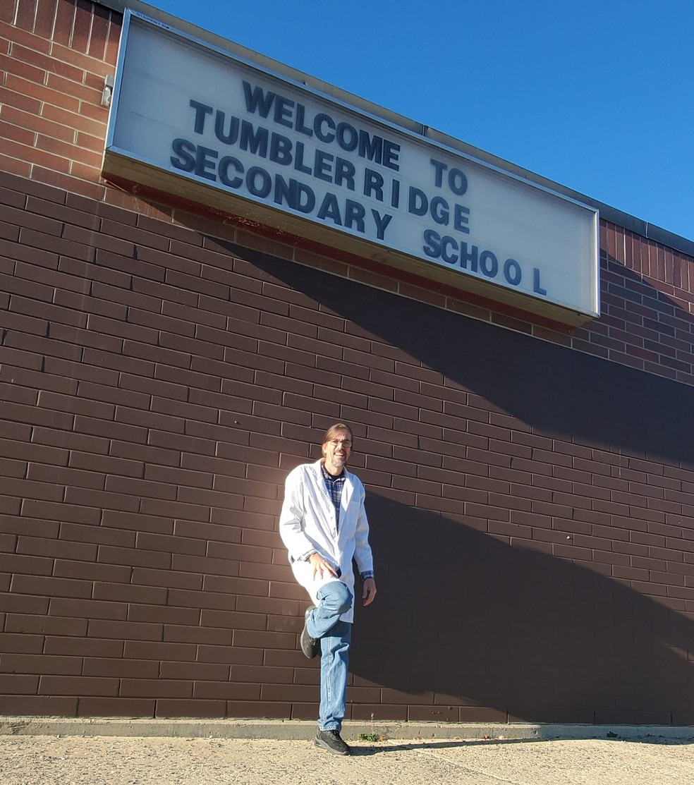 Professor brasileiro em escola no Canadá. — Foto: Reprodução/Redes Sociais