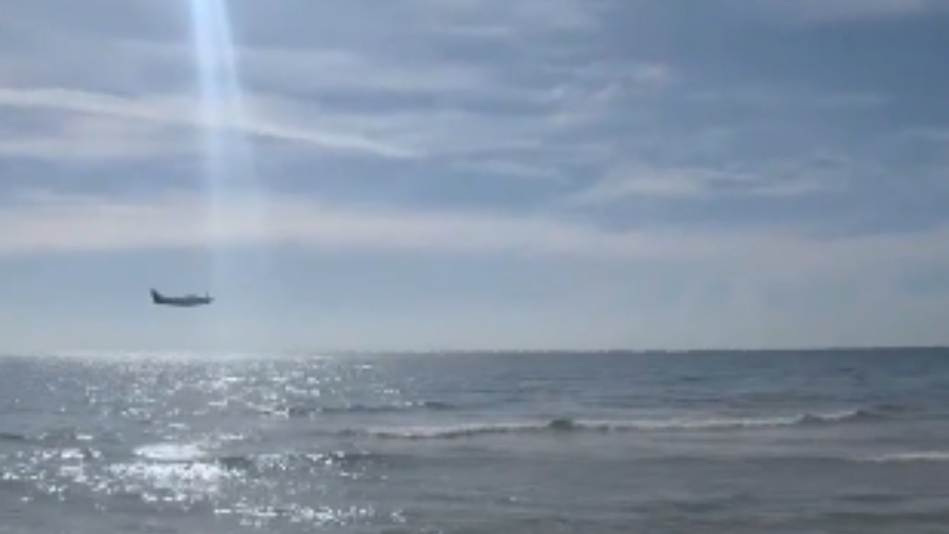 Avião bimotor faz pouso forçado no mar na Flórida; veja vídeo