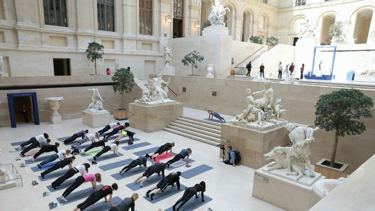 Academia no Louvre? Parisienses fazem 'aquecimento' para Olímpiadas com exercícios dentro de museu 