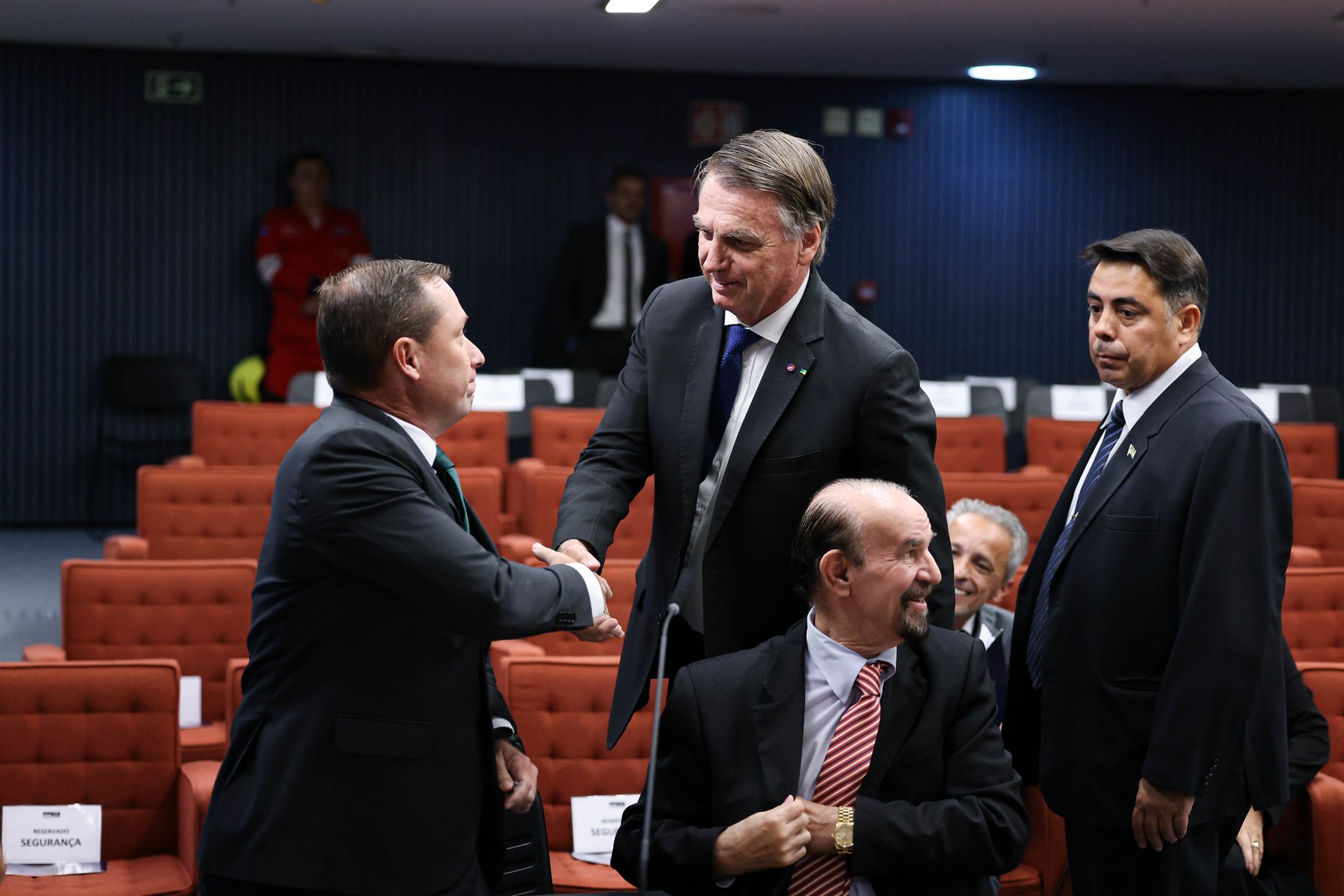 Ex-presidente Jair Bolsonaro cumprimenta Mauro Cid, seu ex-ajudante de ordens — Foto: Ton Molina