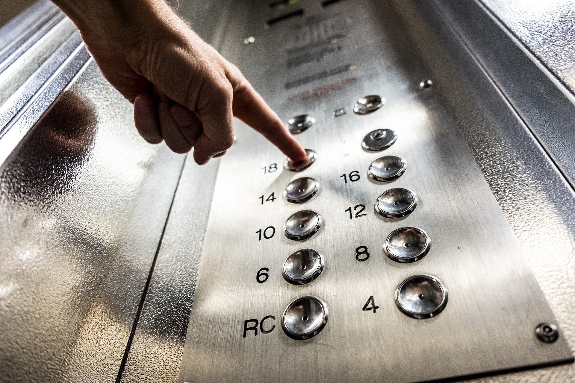 Ficou preso no elevador? Não se desespere; especialista explica como agir durante o aperto - QTU Questões do Universo