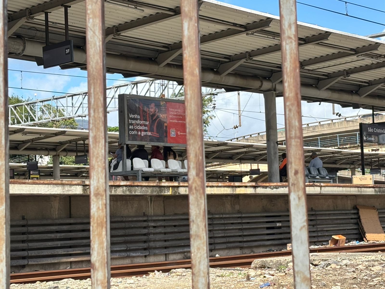 Passageiros reclamam da falta de segurança em estações de metrô e trem na Zona Norte do Rio - QTU Questões do Universo