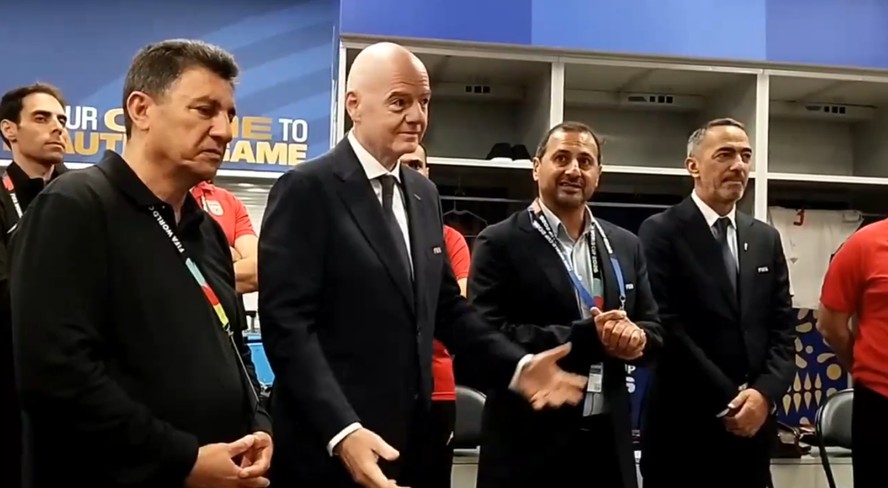 Presidente da Fifa, Gianni Infantino, foi at&eacute; o vesti&aacute;rio iraniano ap&oacute;s a partida pela Copa do Mundo.