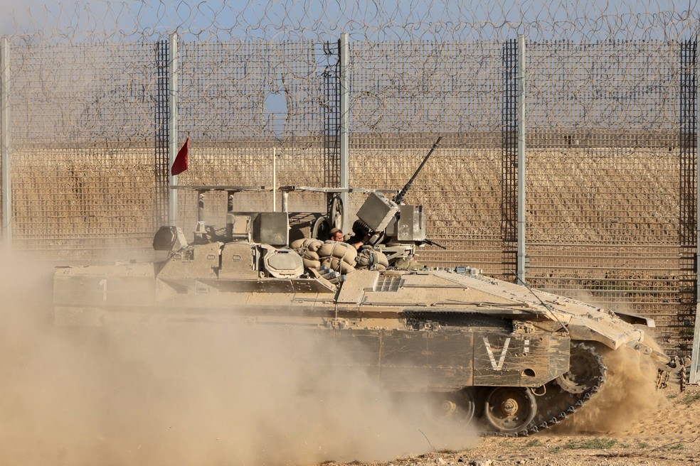 Tanques em incursão da Faixa de Gaza. — Foto: MENAHEM KAHANA / AFP