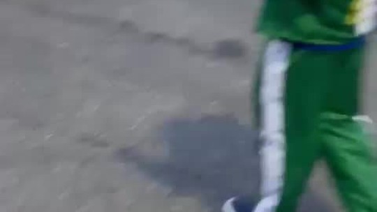 Apoiador de Flávio Bolsonaro leva homem negro acorrentado durante ato ...