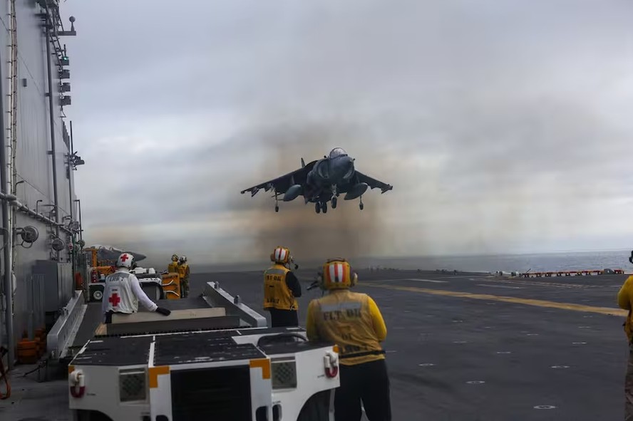 Avião no USS Iwo Jima, navio que está rumo a costa do Caribe.