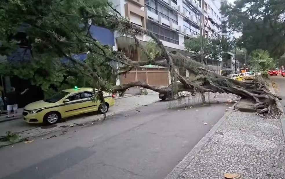 Cerca de 400 mil amanhecem sem luz no RJ após ventania; aeroportos de SP ainda enfrentam reflexos