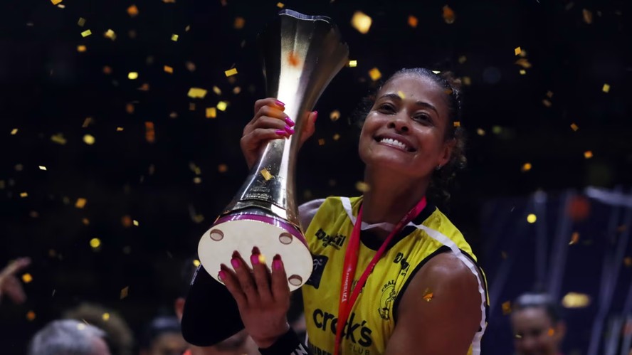 'A gente sofreu calado', diz Adenízia após título da Superliga com o ...