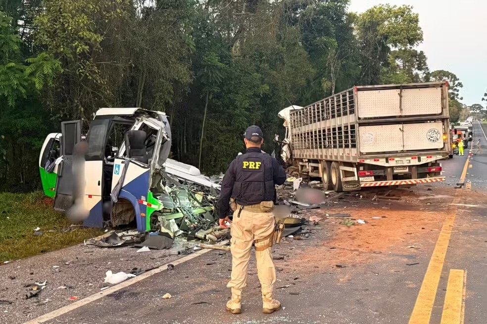 Acidente na BR-373: corpos chegam ao IML de Ponta Grossa (PR); 12 já foram identificados - QTU Questões do Universo